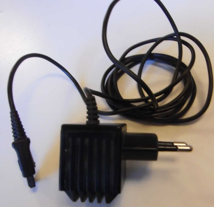 Carregador Original ASPRO para diversos telemóvel: Output: 5V-300mA