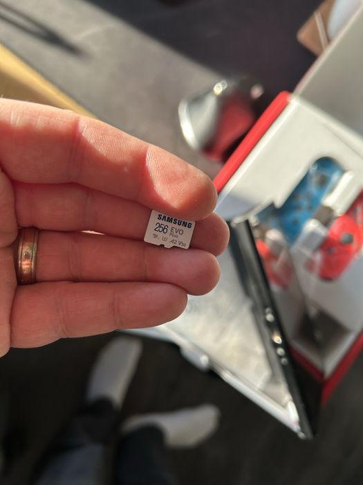 Nintendo Switch OLED + dodatkowe JoyCon’s + karta micro SD 256GB