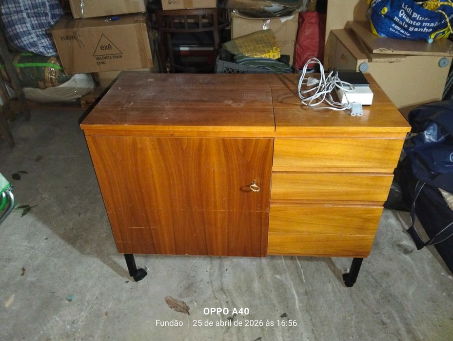 Máquina de costura PFAFF com móvel