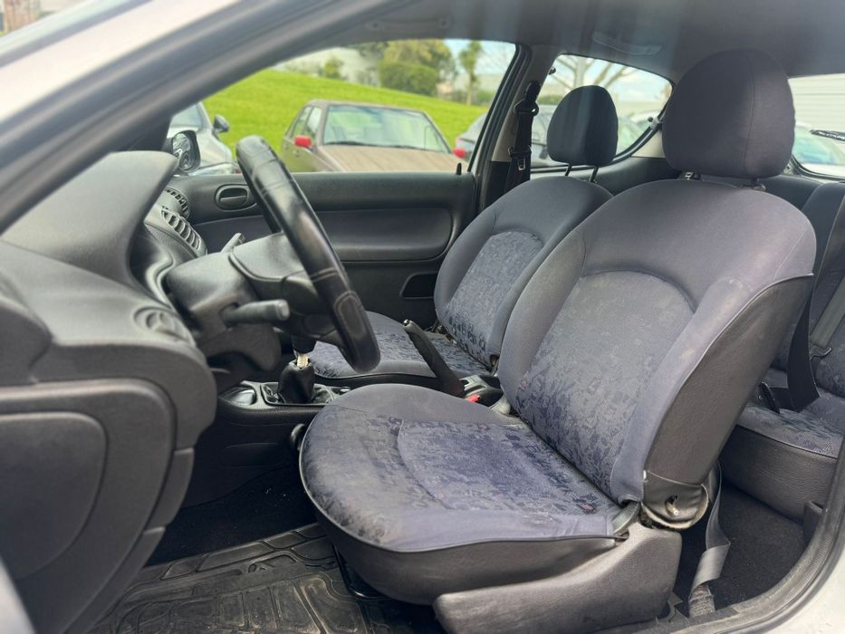 Peugeot 206 1.1 gasolina 5 lugares ano 2001  em bom estado geral.