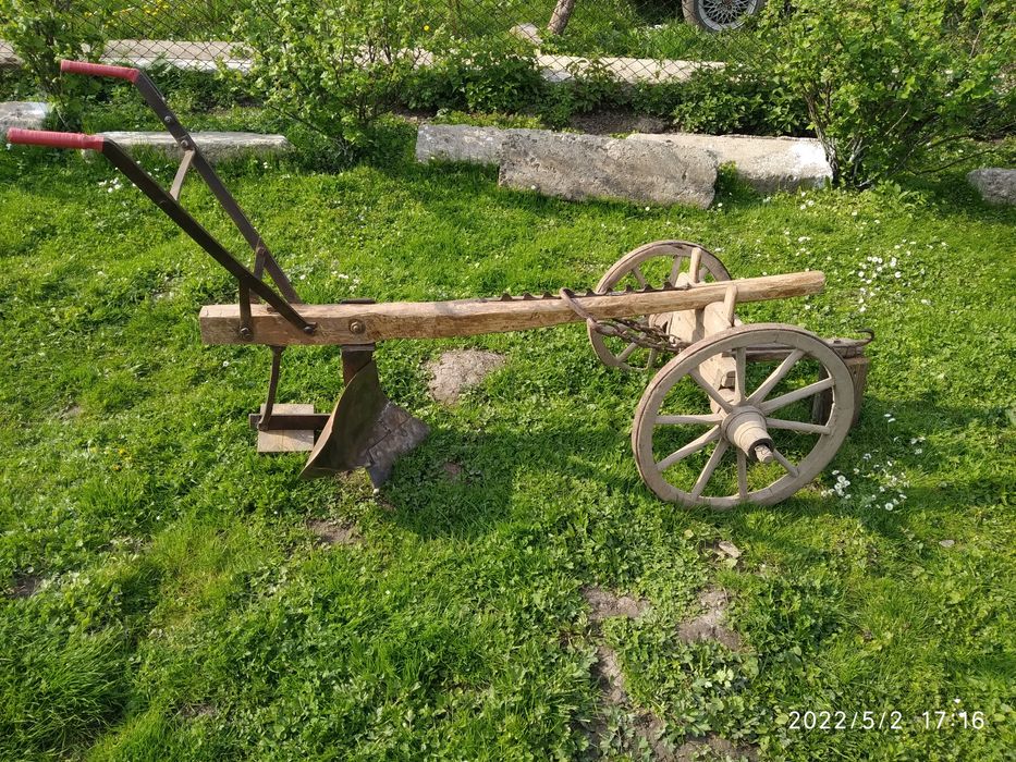 Продам плуг і теліжки