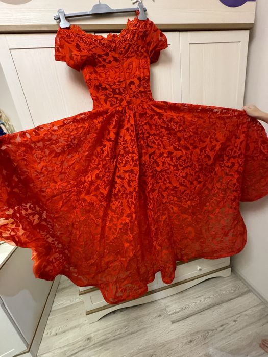 Святкове червоне плаття xs