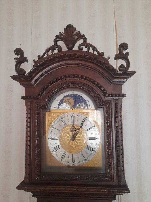 Relógio de pé alto com pêndulo