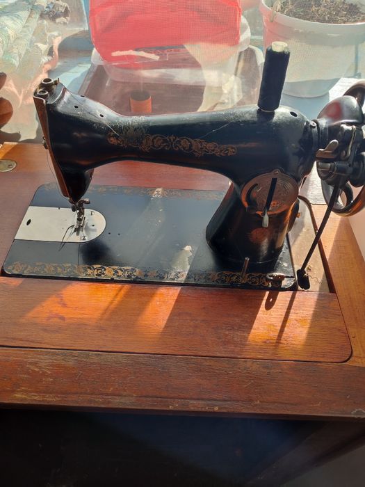 Продам швейну машинку