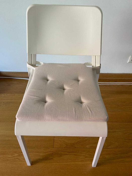 Vende-se Mesa de jantar 125x75 cm e 4 cadeiras com coxins, brancos  IKEA