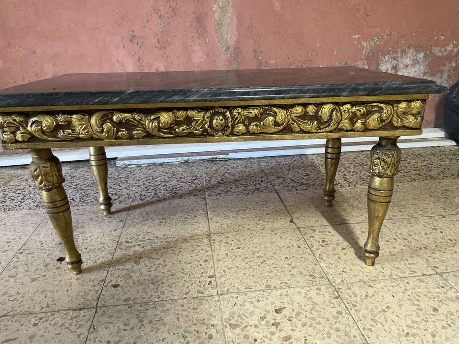 Mesa de centro de sala com tampo em mármore