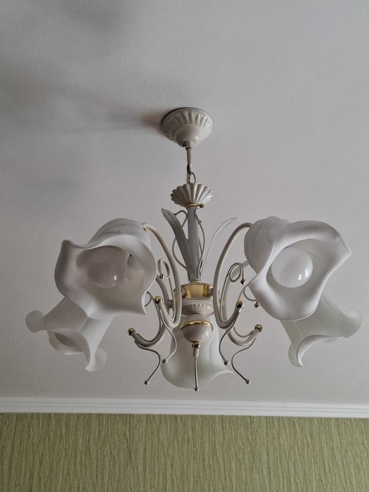 Продам білу люстру на 2 вимикачі