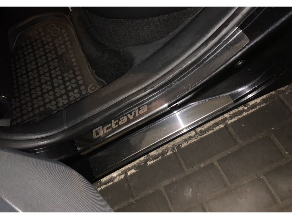Skoda Octavia II A5 2010-2013 рр. Накладки на пороги Carmos (8 шт., нерж.)