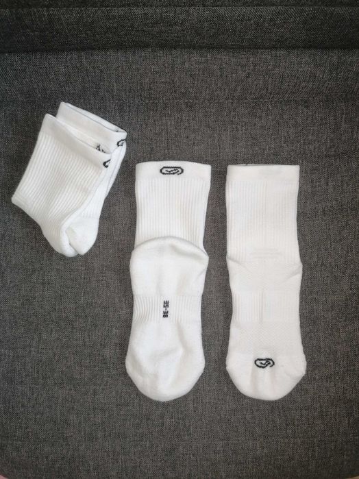 Meias brancas pelo tornozelo