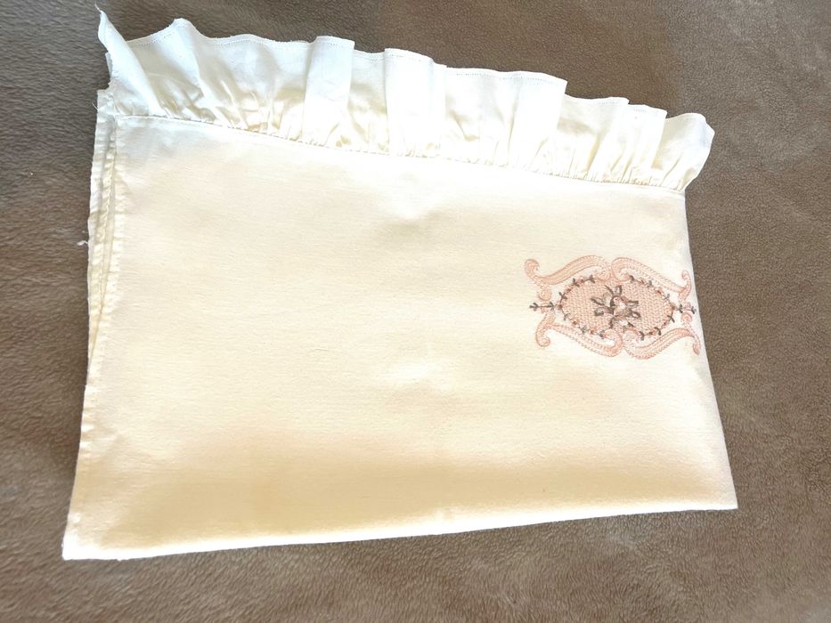 Lençol Bordado e Folhos - Cama Casal