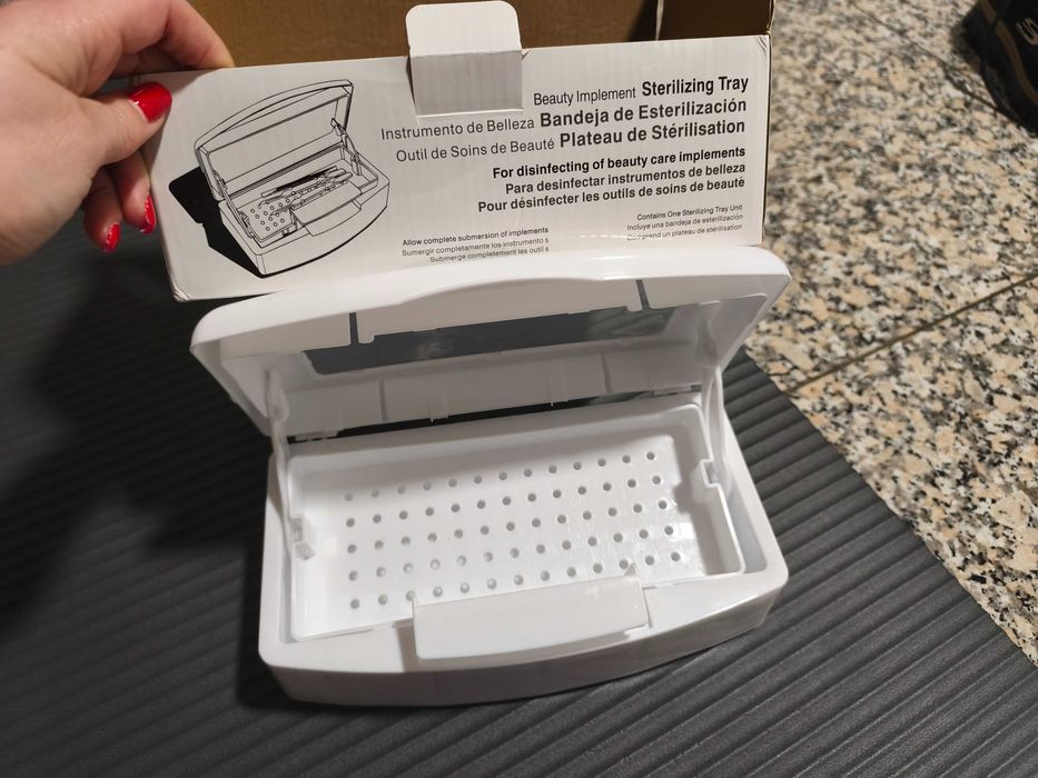 Caixa de desinfecção de material, como tesouras, alicates