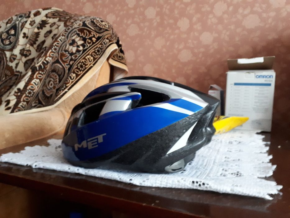 Шорти, футболка, каска