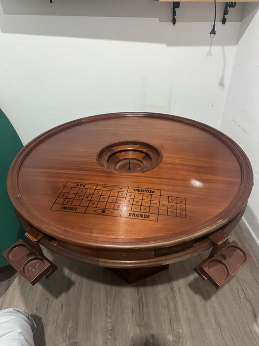 Mesa de Jogo com suporte de copos