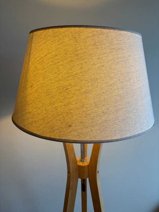 Candeeiro de pé em bambu com abajur bege