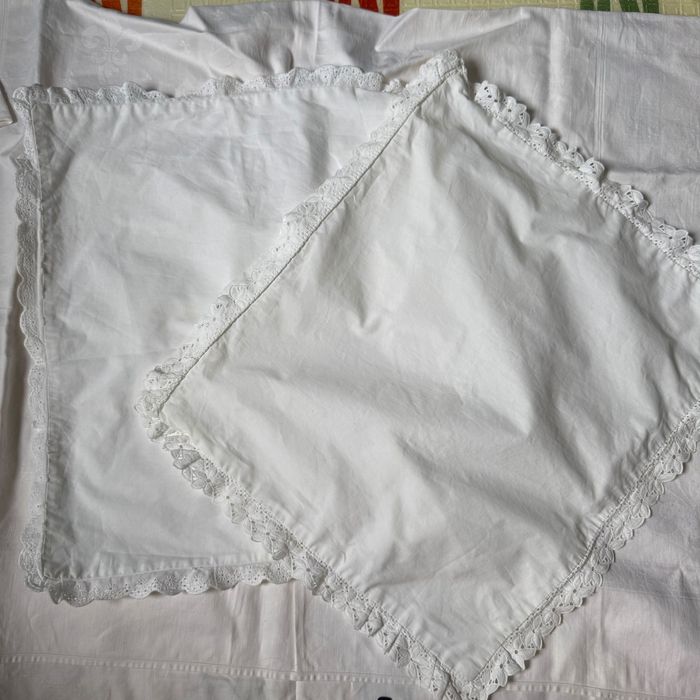 Білі наволочки на диванні подушки з мереживом