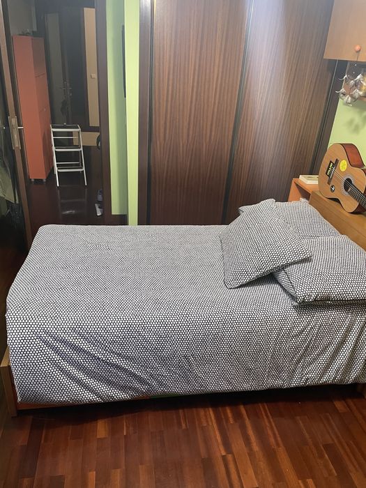 Cama com báu de arrumacão e gavetas