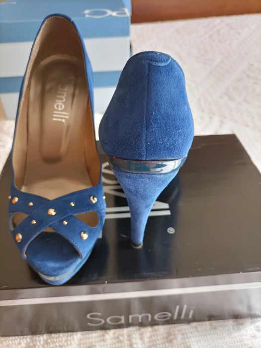 Sapatos senhora, em camurça azul forte, abertos a frente e com tachas