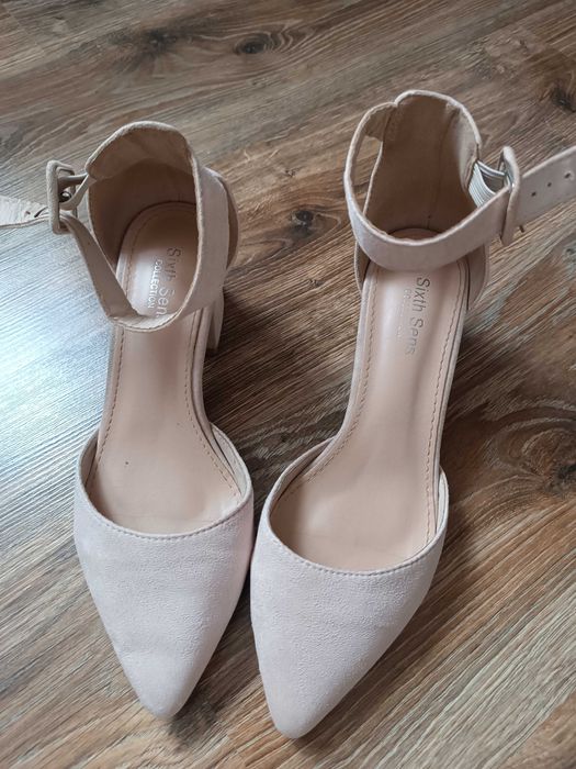 Buty na słupku beżowe