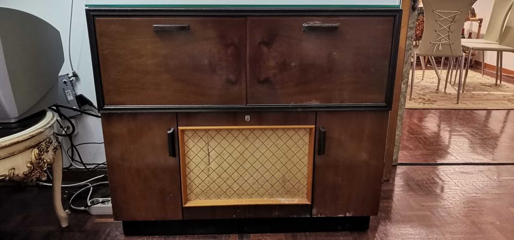 Móvel com gira-discos e rádio antigo