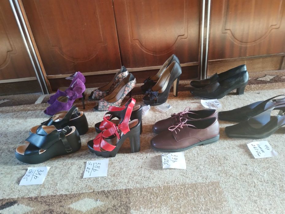 Кроссовки, босоножки женские