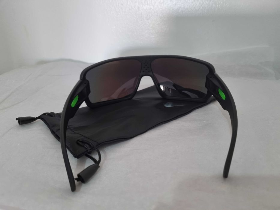 Óculos de sol Arnette haste larga pretos e azuis ou verdes espelhado