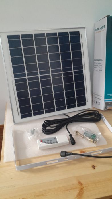 Candeeiro Solar LED 300W – O teu herói nos apagões (e no Apocalipse ta