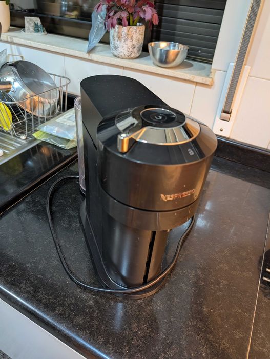 Máquina de Café Nespresso Vertuo Next – Original, Usada em Bom Estado