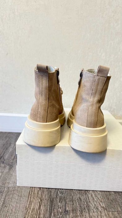 Демісезонні замшеві жіночі ботінки 38 р