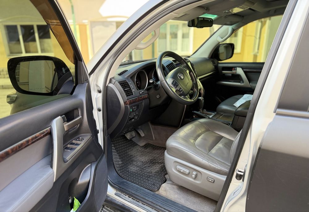 Toyota Land Cruiser 200