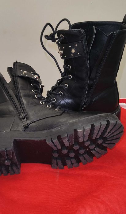 Bota preta com tachas