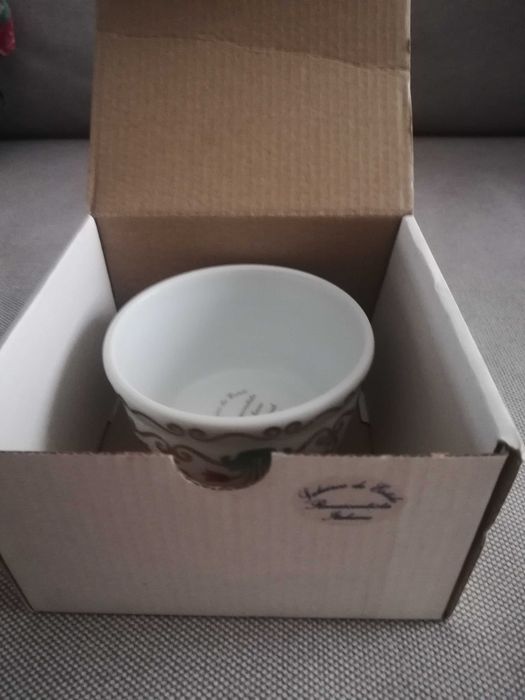 Saleiro/taça em porcelana, de estilo renascentista  A ESTREAR