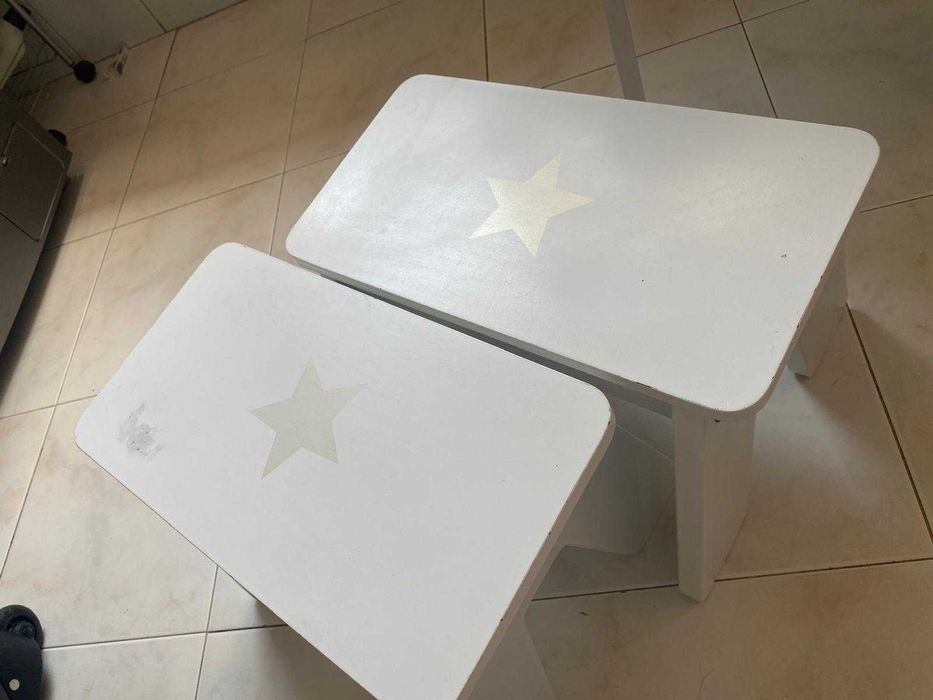 Mesa infantil com arrumação + bancos