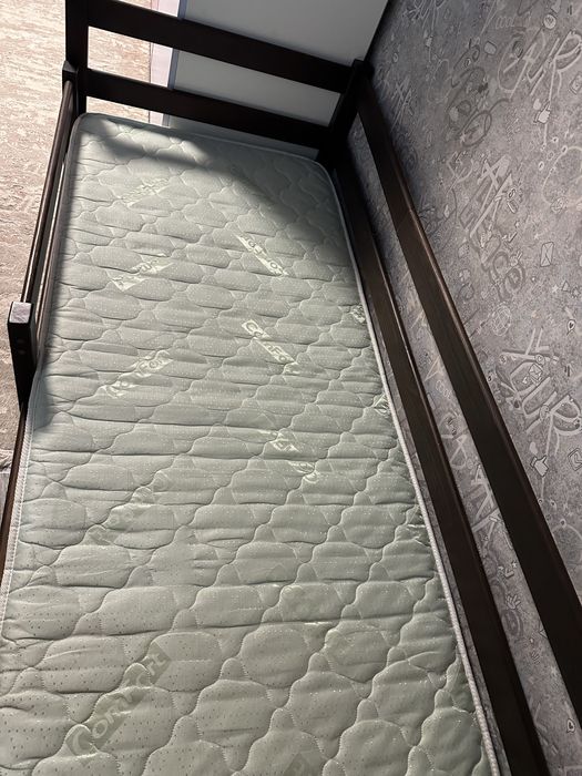 Кровать с натурального дерева( сосна) с матрасом