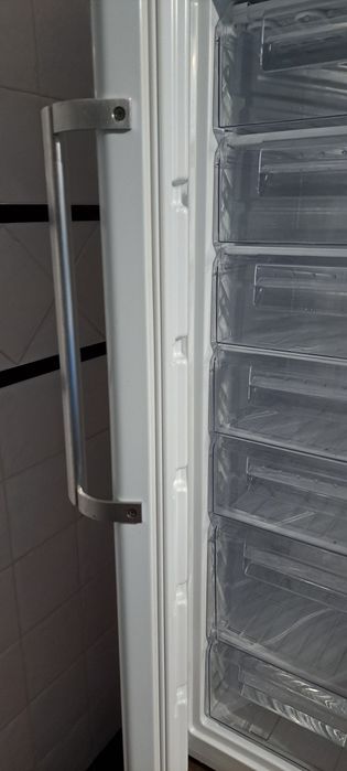 Arca congeladora vertical Candy 7 gavetões