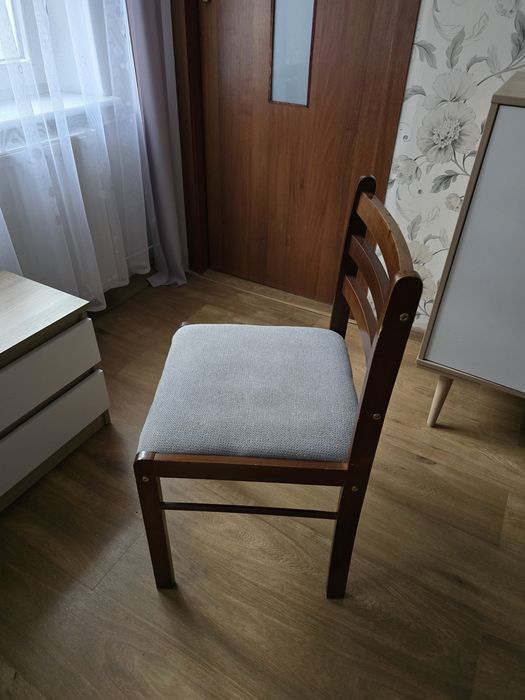 Komplet 6 krzeseł drewnianych tapicerowanych – stan bardzo dobry