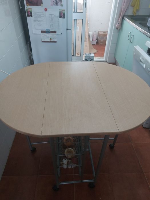 Vende-se mesa da cozinha extensivel