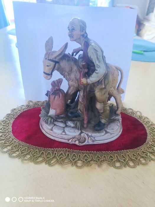 Figurka porcelanowa starzec z osiłkiem