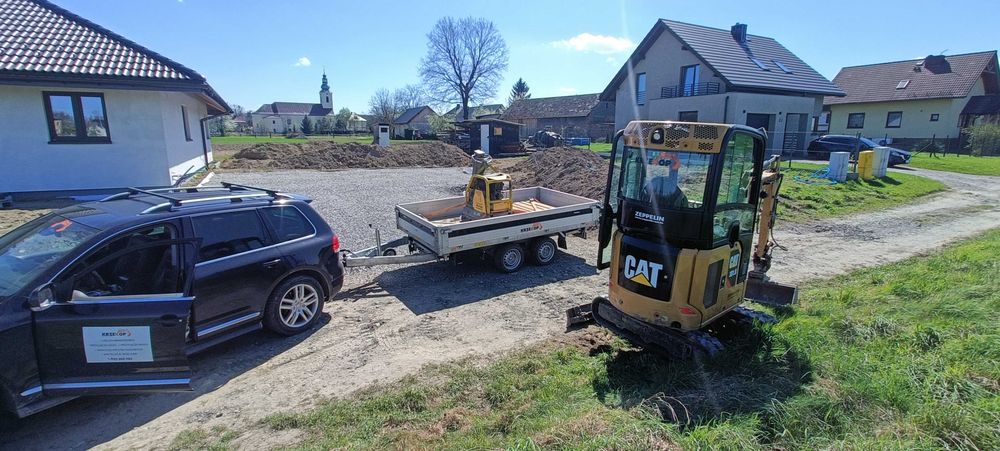 Usługi minikoparką cat 2T. Wywrotka