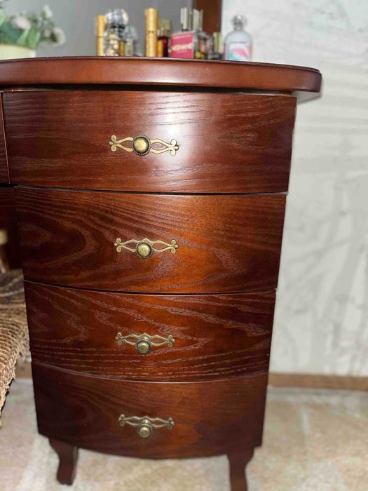 Туалетний столик, макияжне дзеркало, трюмо.