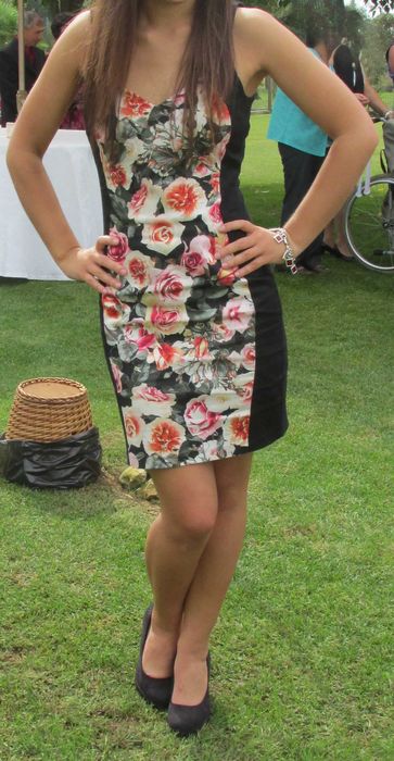 Vestido floral justo curto