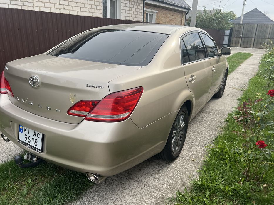 Легковий автомобіль тойота авалон