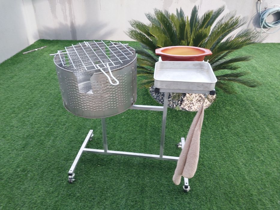 Grelhadores com e sem rodas, vários modelos.