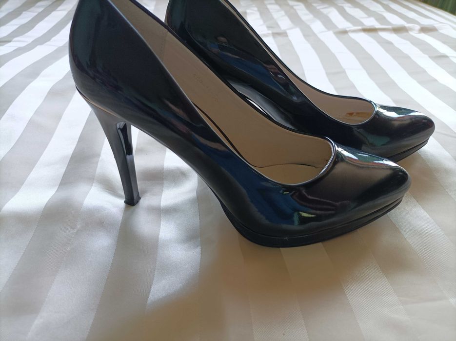 Czarne szpilki lakierowane