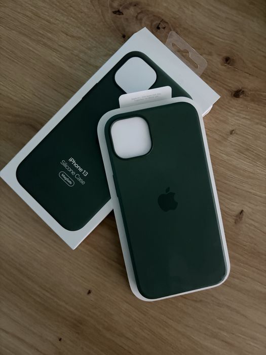 Iphone 13 com duas capas e cabos