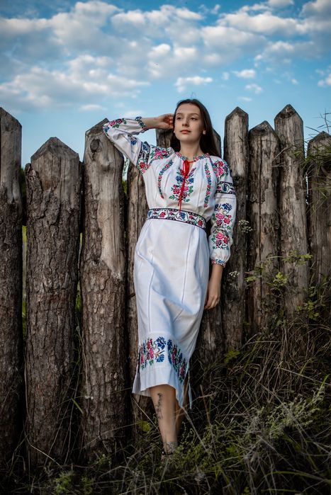 Сукня вишита, біла