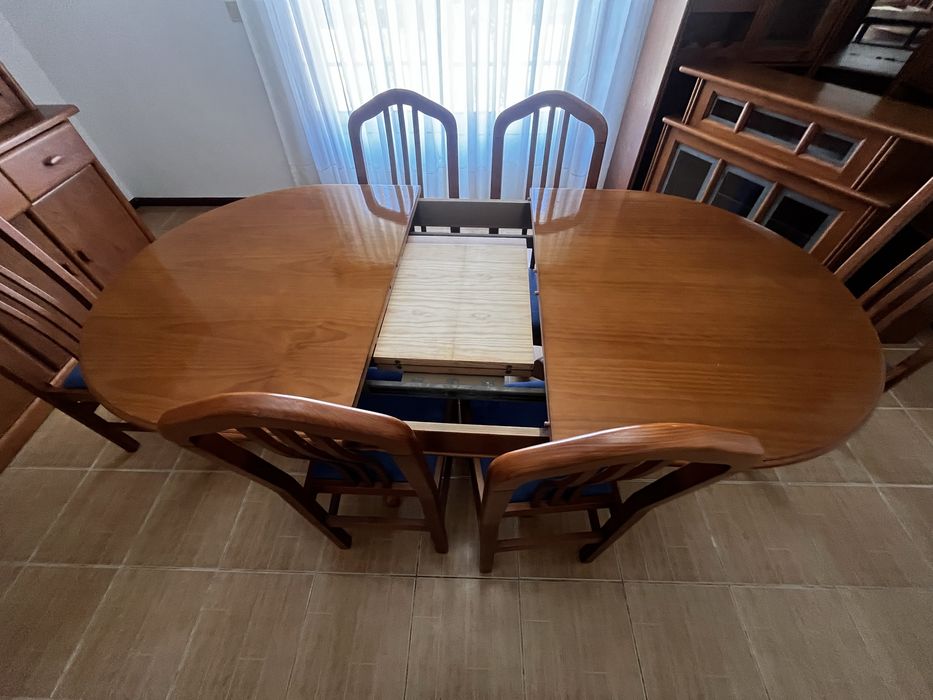 Mesa sala de jantar 6 cadeiras e 2 pufs