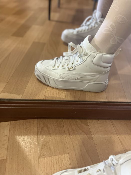 Кросівки жіночі