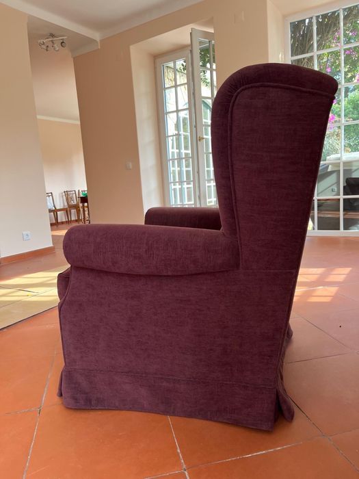 Cadeirão de orelhas forrado em chenille