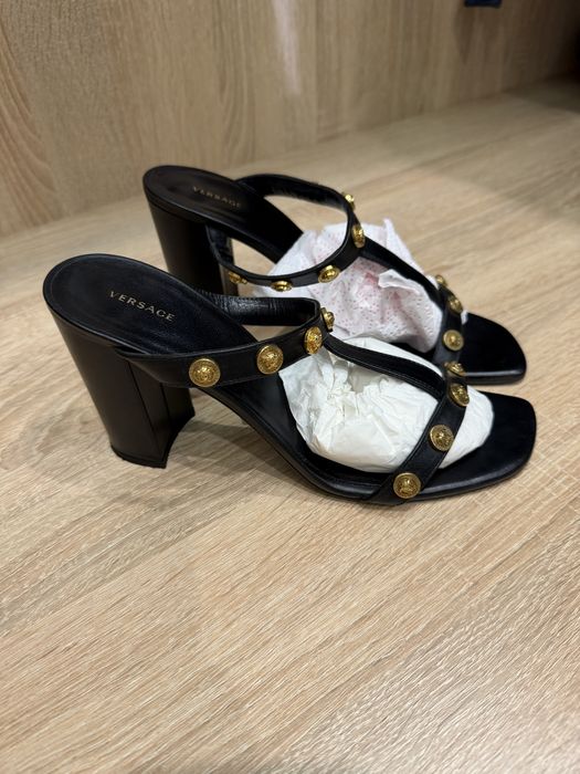 Кожаные босоножки Versace