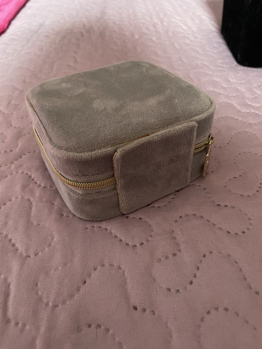 Guarda joias em veludo